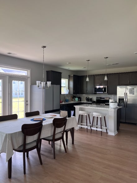 Building Photo - 16 Roxbury Dr