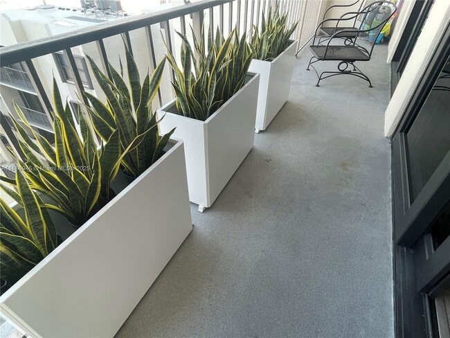 Building Photo - 2625 Collins Ave