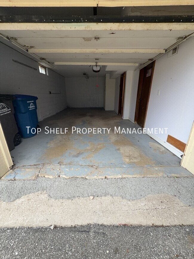 Building Photo - 302 E Park Ave