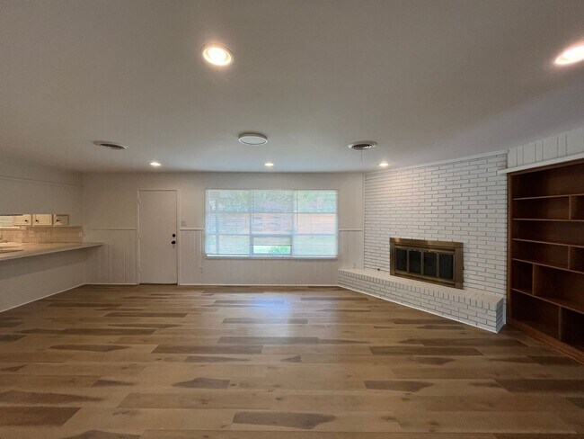 Building Photo - $200 off First Month! Large, Beautiful 3/2...