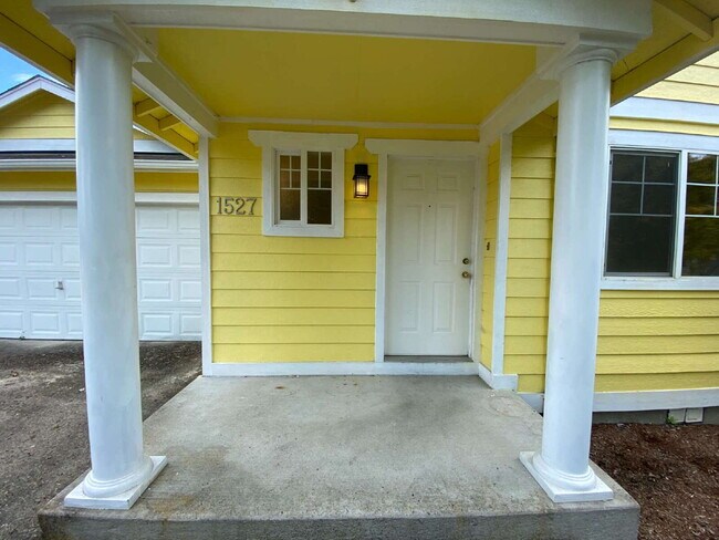 Building Photo - Quiet 3-Bed, 2.5-Bath Home with Large Backyard and Pet Friendly