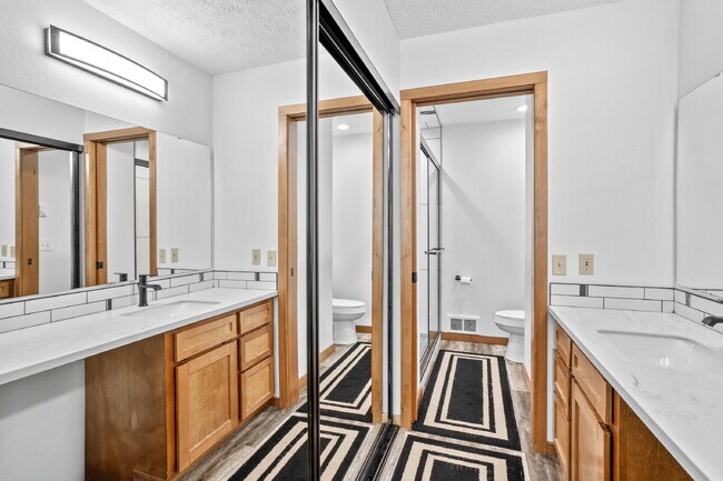 Building Photo - The epitome of carefree condo life is righ...