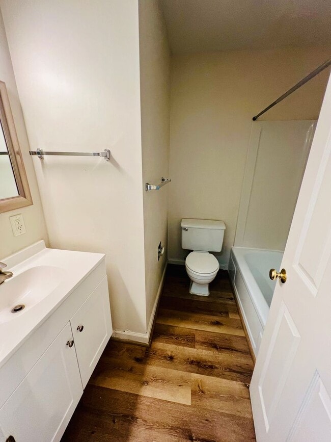 Building Photo - Large 2BR/1.5 bath apartment!