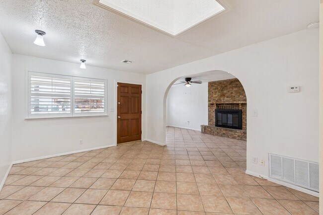 Building Photo - 3 bed, 2 bath home