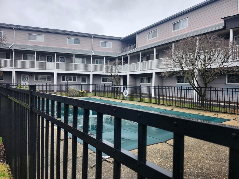 Building Photo - 4 Union Ave