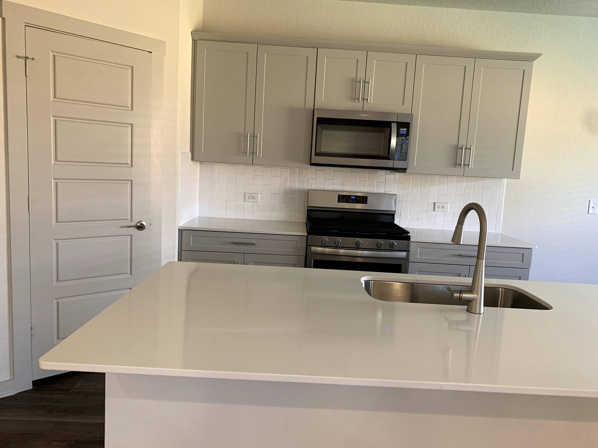 quartz countertop kitchen - 1812 Bonham Ln