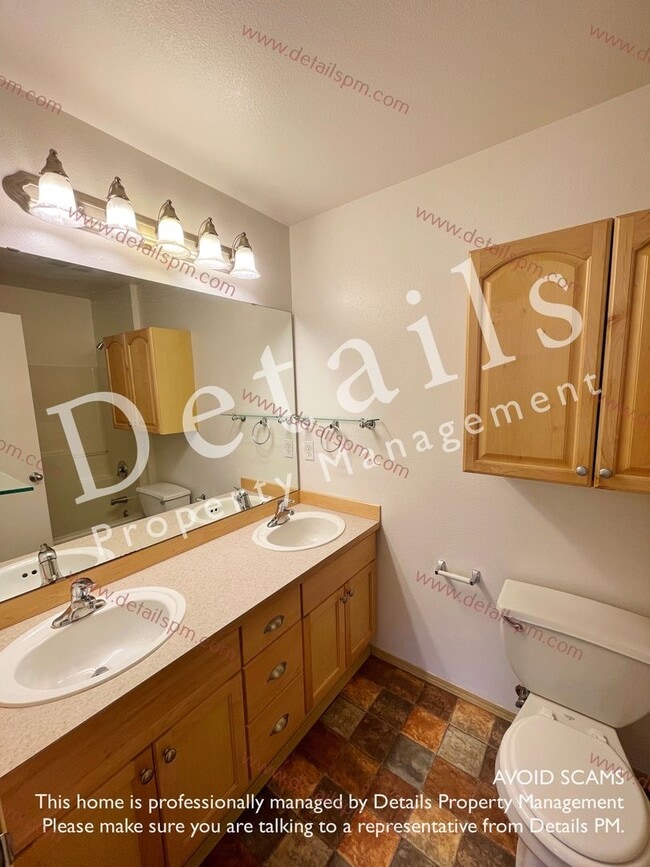 Building Photo - 3 Bedroom Townhouse in Central Kitsap!