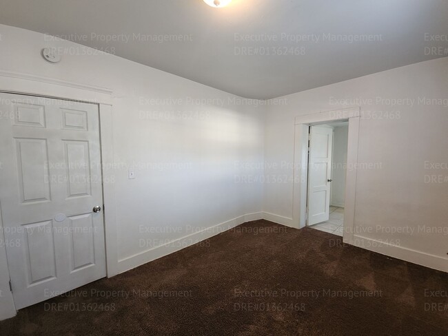 Building Photo - Move in ready. 3 bedrooms/ 1.5 bath, yard,...