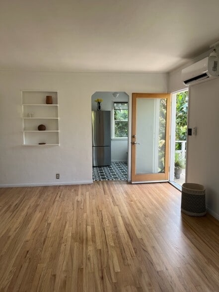 Living room/entrance - 3034 Perlita Ave