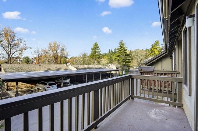 Building Photo - Updated 1BD/1BA Condo in Portland’s West Hills w/ Carport & Private Balcony