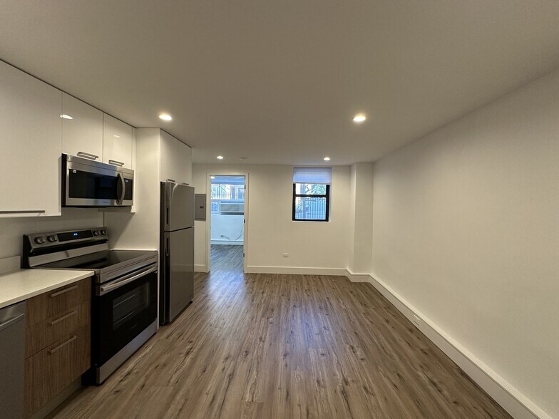 Building Photo - 941 W Carmen Ave