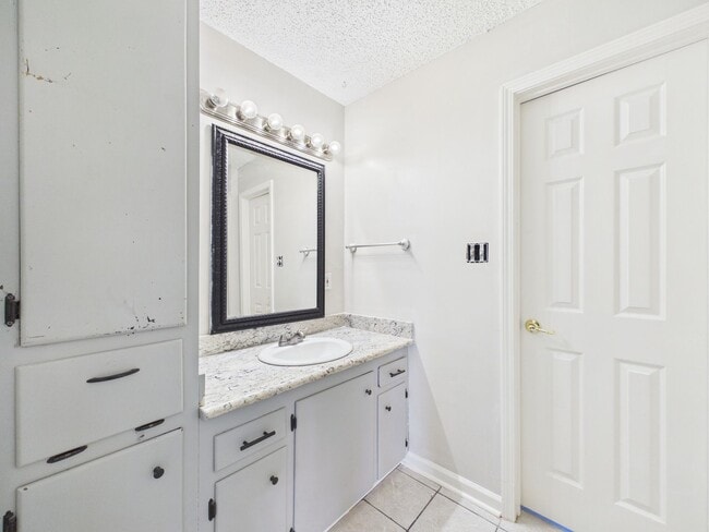 Building Photo - COMING SOON! 3 Beds, 2 Baths House for rent in Milton!