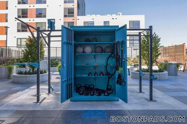 Building Photo - 328 Bank St