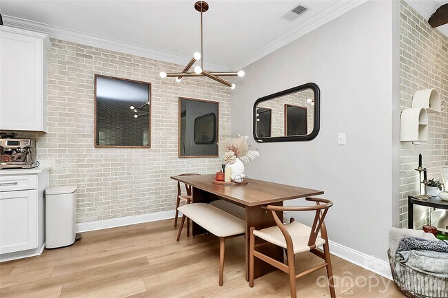 Building Photo - 105 S Summit Ave