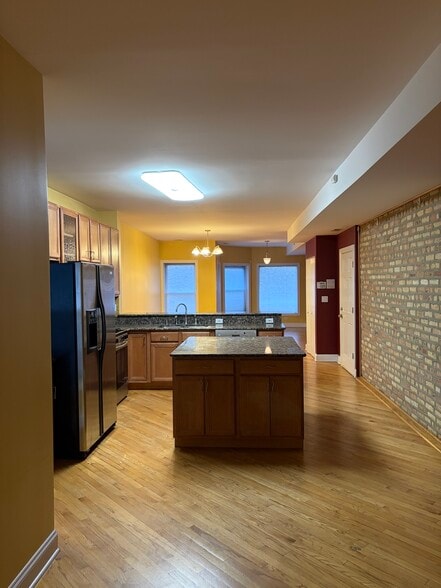 Building Photo - 7726 N Paulina St #1