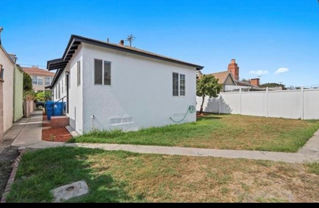 Building Photo - 1306 N Fries Ave