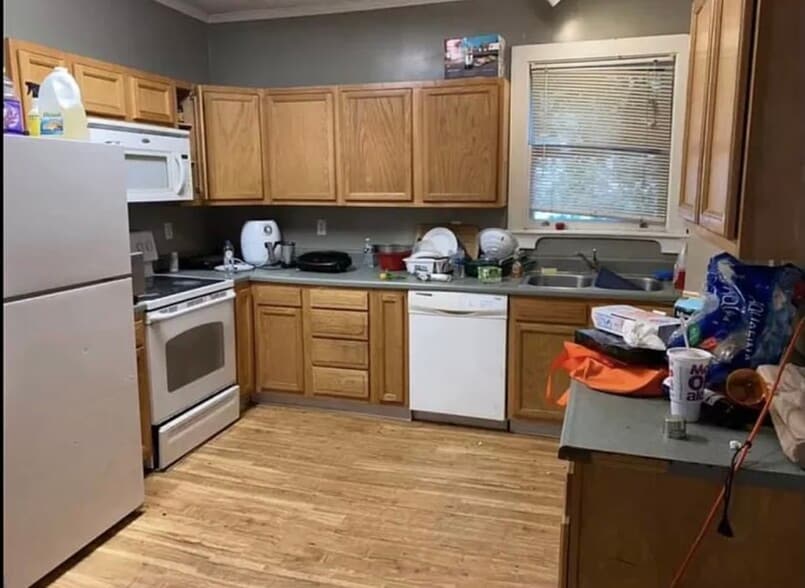 Building Photo - 121 Oak St