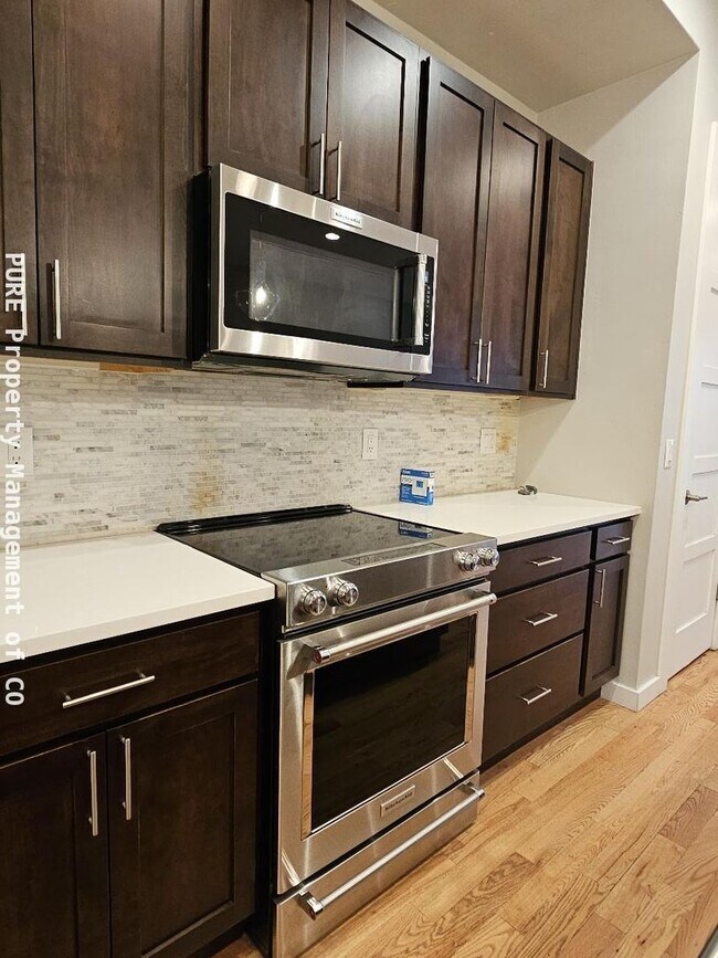 Building Photo - Beautiful 2 BR 4BA in the Highlands