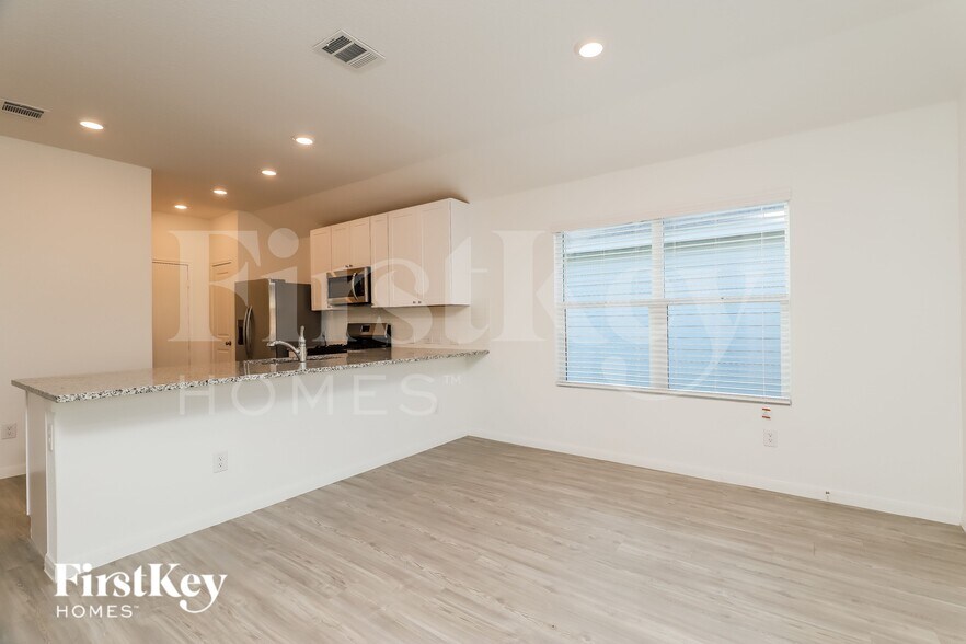 Building Photo - 10710 Vinateros Dr