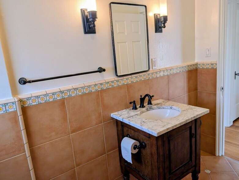 Building Photo - 1612 1/2 Glendon Ave