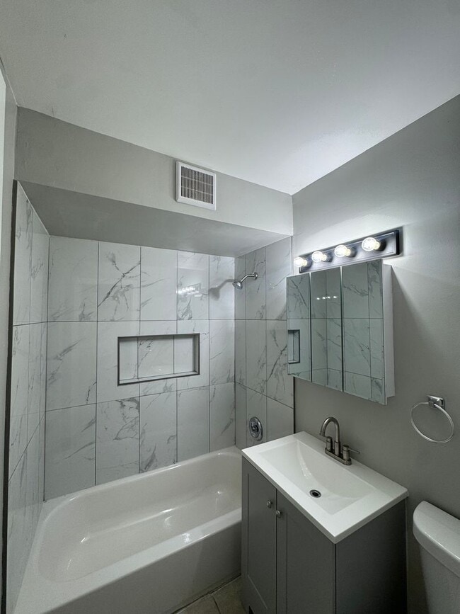 Building Photo - 4 Bedroom 2 Bathroom House in Dolton ! A M...