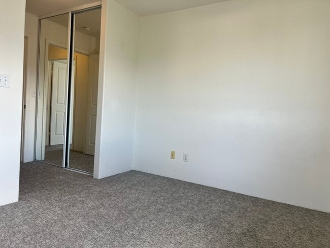 Building Photo - Unfurnished 3 bedroom 2 bath condo (top fl...
