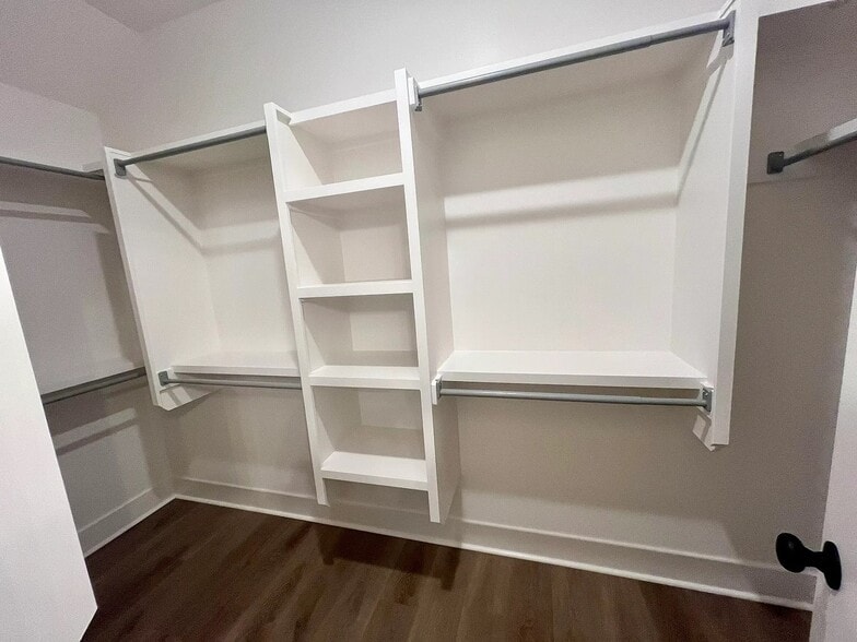 Building Photo - 4812 Old Oak Dr