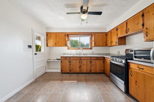 Building Photo - Beautiful 3 bedroom home in Jeannette available July 1!