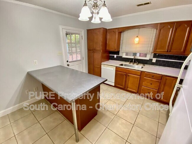 Building Photo - 7648 Hillview Ln