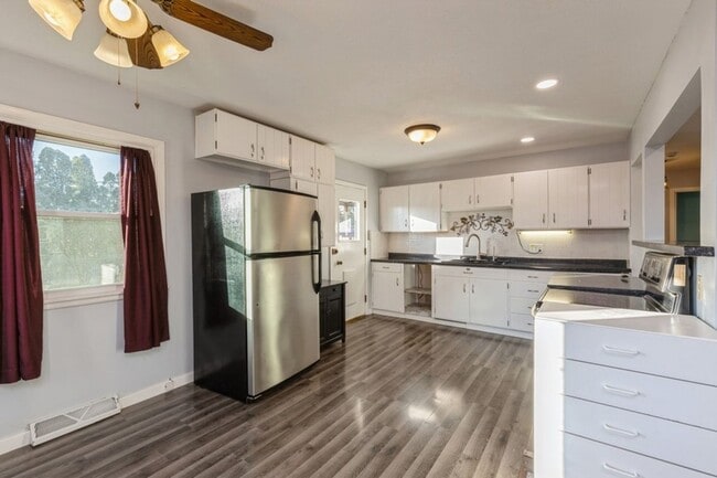 Building Photo - HOLIDAY LEASING SPECIAL!! 2 Bed, 1.5 Bath Home in Ankeny