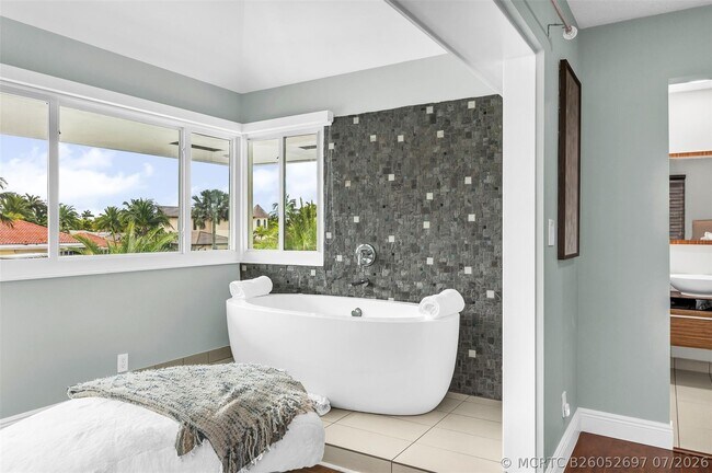 Building Photo - 39 Castle Harbor Isle Dr