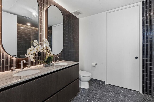 Building Photo - 610 Davis St