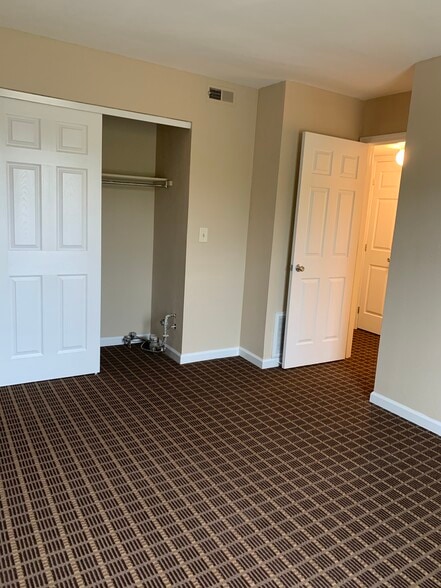 Building Photo - 536 Huron Dr W