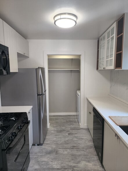 Modern Kitchen - Main Line Village