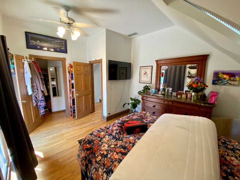 Building Photo - 1214 W Nelson St