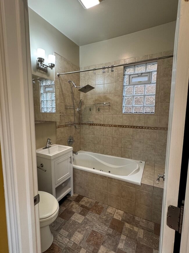 Building Photo - 2206 W School St