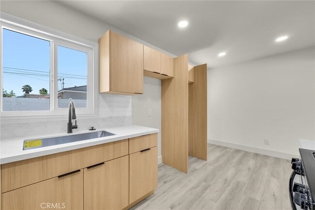 Building Photo - 5505 N Traymore Ave