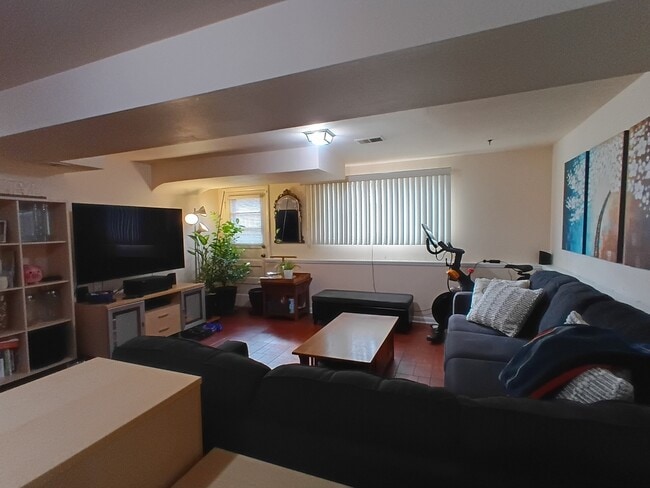 Building Photo - 226 Fernwood Ln