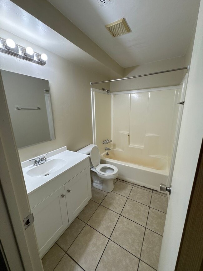 Building Photo - 568 E 250 N