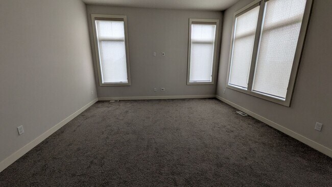 Building Photo - Amazing updated Chaska 4 bedroom home!