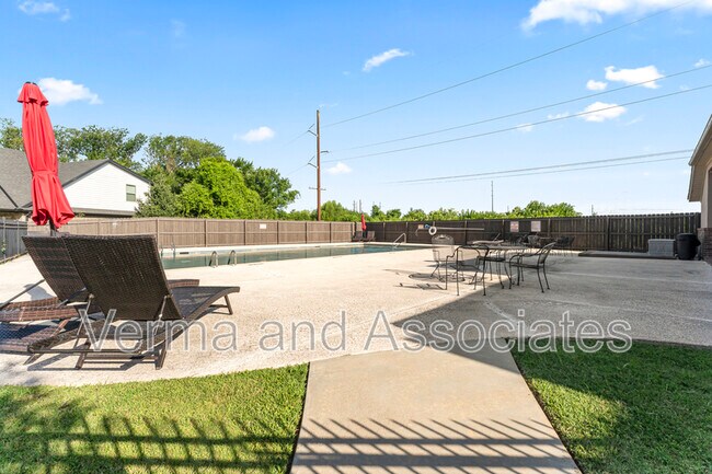 Building Photo - 3205 SW Riverstone Ave