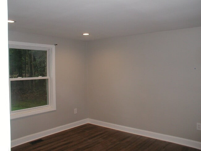 Building Photo - 3 Bedroom - 2 Bath Rancher on Two Acres