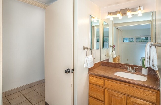 Building Photo - BeachFront Furnished Condo at Sugar Beach Resort, 1 Bed / 1 Bath with Ocean Views!