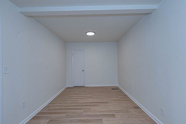 Building Photo - 2864 Hawthorne Dr