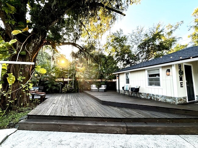 Primary Photo - 117 W Flora St