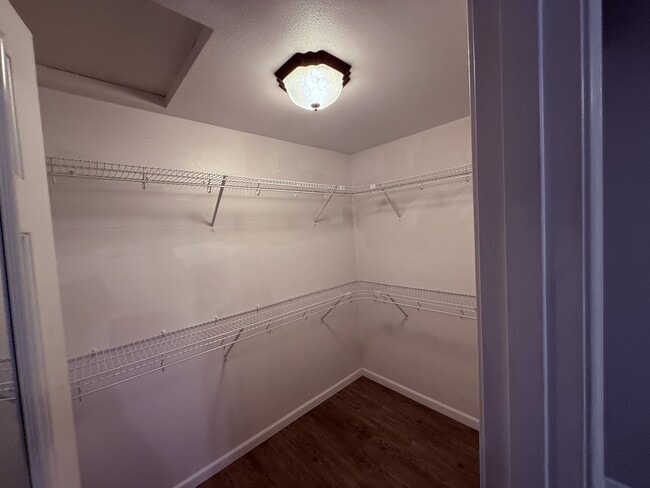 Building Photo - 624 Clearview Way