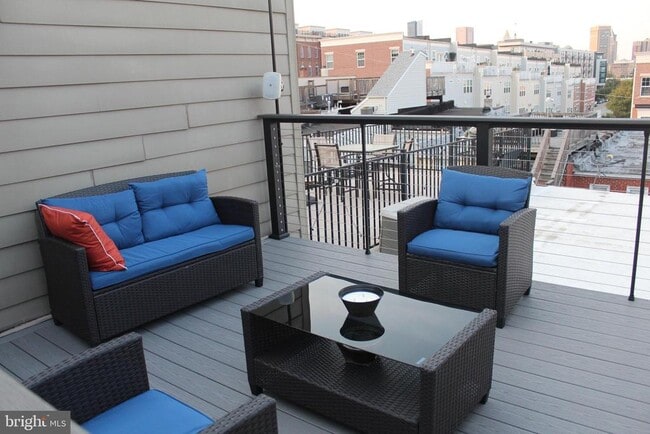 Building Photo - 542 E Clement St