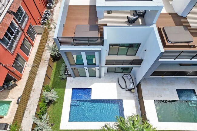 Building Photo - 1825 NE 26th Ave