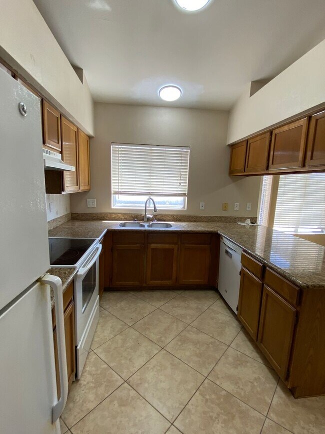 Building Photo - 3 Bedroom 2.5 Bathroom with a Pool in Gard...