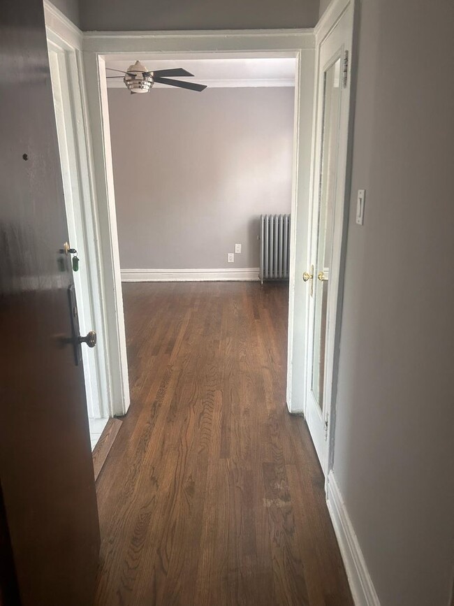 Building Photo - Remodeled East Albany Park Apts!